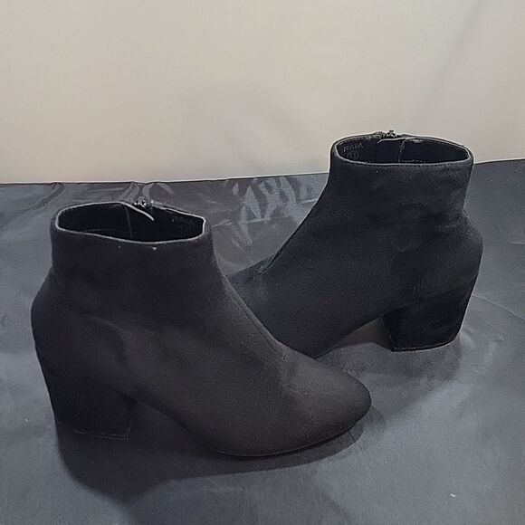 SO ME RAIA SUED SIDE ZIPPER CLOSURE POINTED TOE WOMEN"S BLOCK HEEL ANKLE BOOTIE - Picture 9 of 16